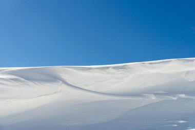 Arka plan için dağlardan kar detayları.