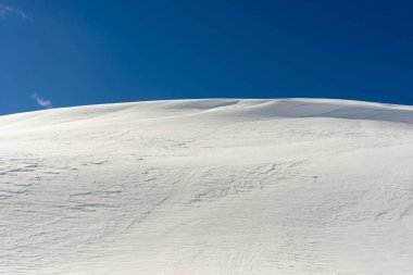 Arka plan için dağlardan kar detayları.