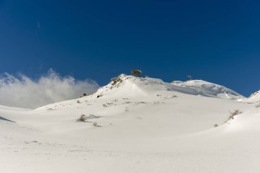 Arka plan için dağlardan kar detayları.