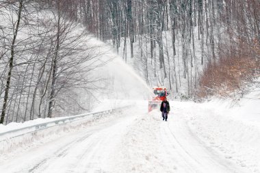 10 Mart 2011 Igneada,Türkiye.Milli karayolu personeli yolu açık tutmak için kar temizleme çalışmaları.