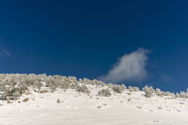 Dağlar karla kaplı. Arka plan için.