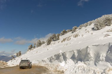 Dağlar karla kaplı. Arka plan için.