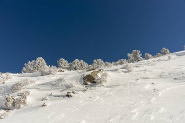 Dağlar karla kaplı. Arka plan için.