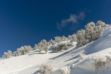 Dağlar karla kaplı. Arka plan için.