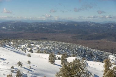 Dağlar karla kaplı. Arka plan için.