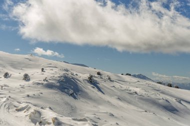Dağlar karla kaplı. Arka plan için.