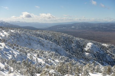 Dağlar karla kaplı. Arka plan için.