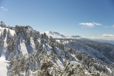 Dağlar karla kaplı. Arka plan için.