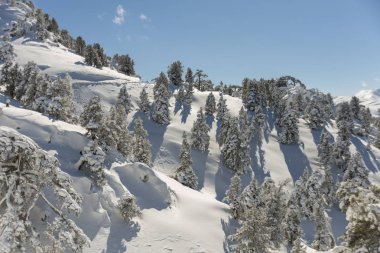 Dağlar karla kaplı. Arka plan için.