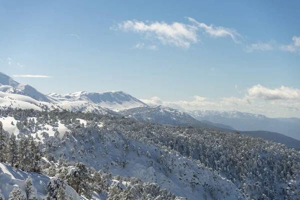 Dağlar karla kaplı. Arka plan için.