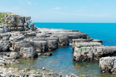 Kefken, Kandira ilçesinin kıyı yerleşimleri arasında en gelişmiş şehirdir. Deniz, plaj ve çam ormanları en önemli özellikleridir.