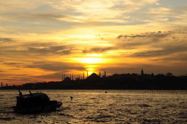 İstanbul'un Kız Kulesi, Boğaz'a girerken sizleri karşılıyor.