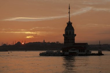 İstanbul'un Kız Kulesi, Boğaz'a girerken sizleri karşılıyor.