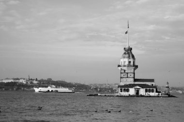 İstanbul'un Kız Kulesi, Boğaz'a girerken sizleri karşılıyor.