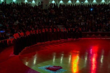 13 Nisan 2013 Konya Türkiye.Sufi semazen, Sufiler arasında ortaya çıkan sama veya fiziksel olarak aktif meditasyonun bir şeklidir.Yüksek Iso.Bulanıklık oluşabilir