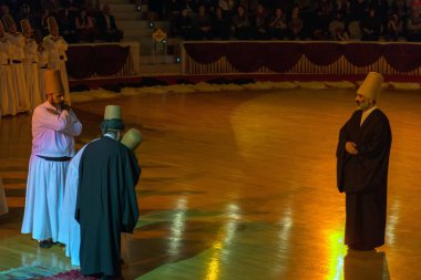 13 Nisan 2013 Konya Türkiye.Sufi semazen, Sufiler arasında ortaya çıkan sama veya fiziksel olarak aktif meditasyonun bir şeklidir.Yüksek Iso.Bulanıklık oluşabilir