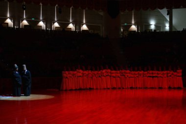 28 Mart 2015 Konya Türkiye Tasavvuf semazeni Sufiler arasında ortaya çıkan bir Sama veya fiziksel olarak aktif meditasyon şeklidir.Yüksek Iso.Blurring'de maruz kalınabilir