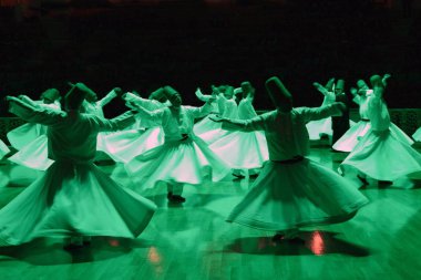 28 Mart 2015 Konya Türkiye Tasavvuf semazeni Sufiler arasında ortaya çıkan bir Sama veya fiziksel olarak aktif meditasyon şeklidir.Yüksek Iso.Blurring'de maruz kalınabilir