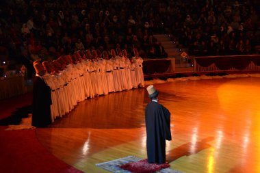 13 Nisan 2013 Konya Türkiye.Sufi semazen, Sufiler arasında ortaya çıkan sama veya fiziksel olarak aktif meditasyonun bir şeklidir.Yüksek Iso.Bulanıklık oluşabilir