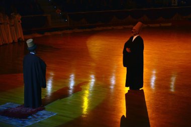 13 Nisan 2013 Konya Türkiye.Sufi semazen, Sufiler arasında ortaya çıkan sama veya fiziksel olarak aktif meditasyonun bir şeklidir.Yüksek Iso.Bulanıklık oluşabilir