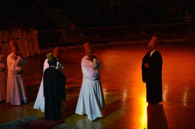 13 Nisan 2013 Konya Türkiye.Sufi semazen, Sufiler arasında ortaya çıkan sama veya fiziksel olarak aktif meditasyonun bir şeklidir.Yüksek Iso.Bulanıklık oluşabilir