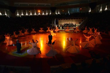 13 Nisan 2013 Konya Türkiye.Sufi semazen, Sufiler arasında ortaya çıkan sama veya fiziksel olarak aktif meditasyonun bir şeklidir.Yüksek Iso.Bulanıklık oluşabilir