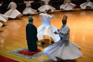 13 Nisan 2013 Konya Türkiye.Sufi semazen, Sufiler arasında ortaya çıkan sama veya fiziksel olarak aktif meditasyonun bir şeklidir.Yüksek Iso.Bulanıklık oluşabilir