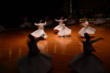 13 Nisan 2013 Konya Türkiye.Sufi semazen, Sufiler arasında ortaya çıkan sama veya fiziksel olarak aktif meditasyonun bir şeklidir.Yüksek Iso.Bulanıklık oluşabilir