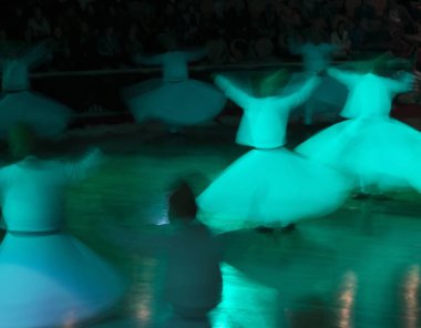 13 Nisan 2013 Konya Türkiye.Sufi semazen, Sufiler arasında ortaya çıkan sama veya fiziksel olarak aktif meditasyonun bir şeklidir.Yüksek Iso.Bulanıklık oluşabilir