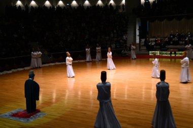 13 Nisan 2013 Konya Türkiye.Sufi semazen, Sufiler arasında ortaya çıkan sama veya fiziksel olarak aktif meditasyonun bir şeklidir.Yüksek Iso.Bulanıklık oluşabilir