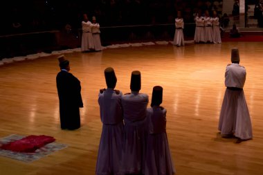 13 Nisan 2013 Konya Türkiye.Sufi semazen, Sufiler arasında ortaya çıkan sama veya fiziksel olarak aktif meditasyonun bir şeklidir.Yüksek Iso.Bulanıklık oluşabilir