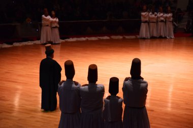 13 Nisan 2013 Konya Türkiye.Sufi semazen, Sufiler arasında ortaya çıkan sama veya fiziksel olarak aktif meditasyonun bir şeklidir.Yüksek Iso.Bulanıklık oluşabilir
