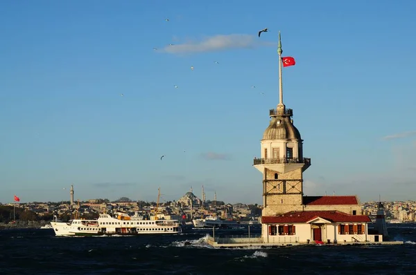メイデン タワー ボスポラス海峡の入口に位置している Kizkulesi とも呼ばれ イスタンブールのシンボルとなった今日 — ストック写真