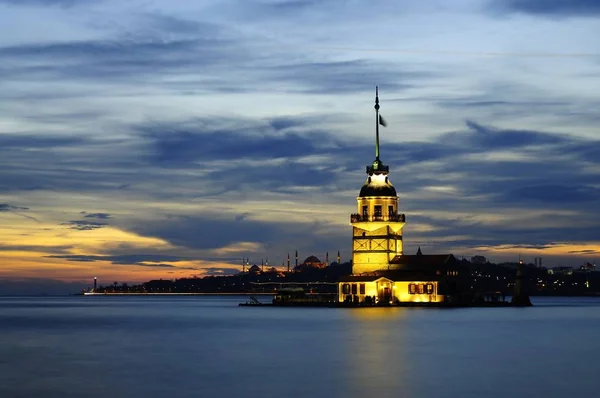 Torre Das Donzelas Istambul Recebe Enquanto Entra Bósforo — Fotografia de Stock