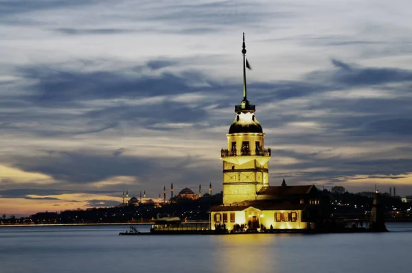 Istanbulská Věž Maidens Vás Vítá Když Bavte Bospor — Stock fotografie