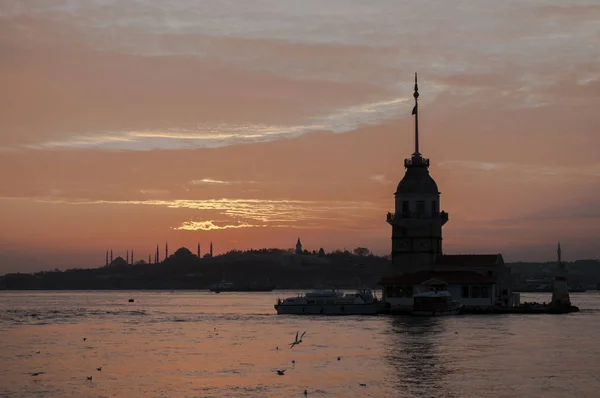 Istanbulská Věž Maidens Vás Vítá Když Bavte Bospor — Stock fotografie