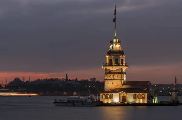 イスタンブールのメイデンズタワーは ボスポラス海峡に入り込みながらあなたを歓迎します — ストック写真