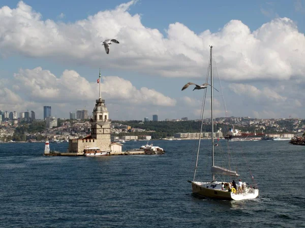 Istanbul Maidens Tower Welcomes You While Enterin Bosphorus — Stock Photo, Image
