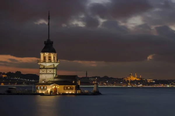 Istanbulská Věž Maidens Vás Vítá Když Bavte Bospor — Stock fotografie
