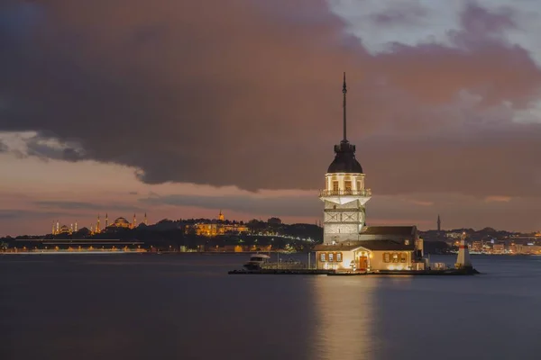 Torre Das Donzelas Istambul Recebe Enquanto Entra Bósforo — Fotografia de Stock