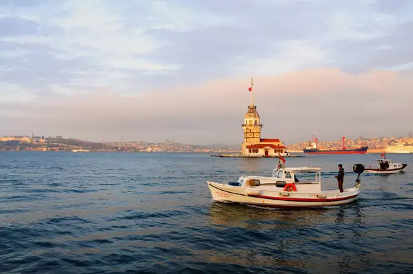 Torre Las Doncellas Estambul Bienvenida Mientras Entra Bósforo —  Fotos de Stock