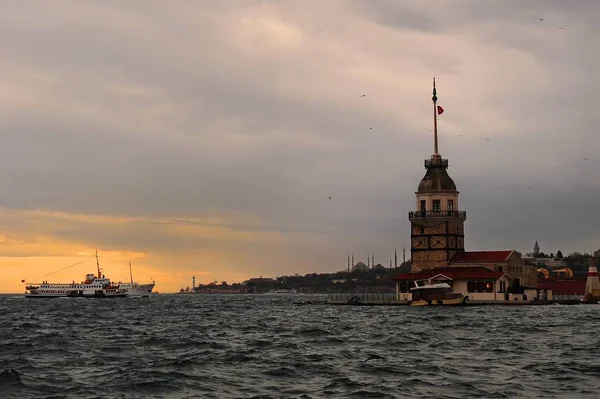 Istanbulská Věž Maidens Vás Vítá Když Bavte Bospor — Stock fotografie