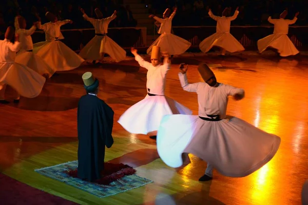 Abril 2013 Konya Turkey Sufi Rodopiando Uma Forma Sama Meditação — Fotografia de Stock