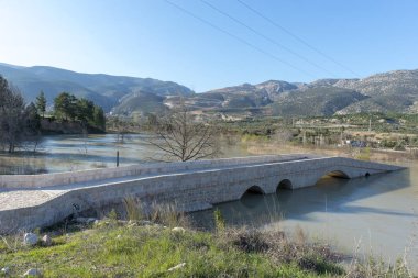 Karaman ili nin Bucakkisla ilçesinde bir baraj gölünde eski köprü, Türkiye