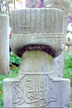 22 Aralık 2010 İstanbul.Mezar taşları Osmanlı döneminden kalmıştır. Her mezar taşının üzerinde eski tür kaligrafik yazılar vardır..