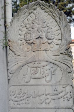 22 Aralık 2010 İstanbul.Mezar taşları Osmanlı döneminden kalmıştır. Her mezar taşının üzerinde eski tür kaligrafik yazılar vardır..
