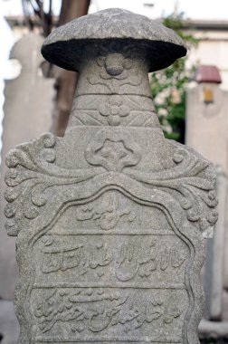 22 Aralık 2010 İstanbul.Mezar taşları Osmanlı döneminden kalmıştır. Her mezar taşının üzerinde eski tür kaligrafik yazılar vardır..