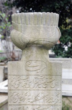 22 Aralık 2010 İstanbul.Mezar taşları Osmanlı döneminden kalmıştır. Her mezar taşının üzerinde eski tür kaligrafik yazılar vardır..