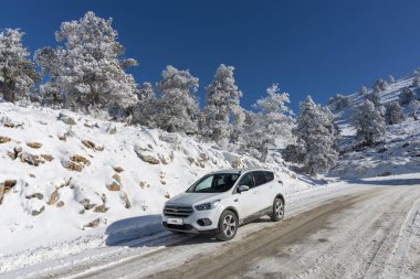13 Aralık 2108 Bursa Turkey.The Suv Ford Kuga kışın kayak yerine gidiyor.
