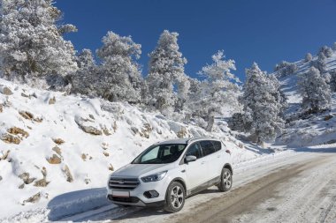 13 Aralık 2108 Bursa Turkey.The Suv Ford Kuga kışın kayak yerine gidiyor.